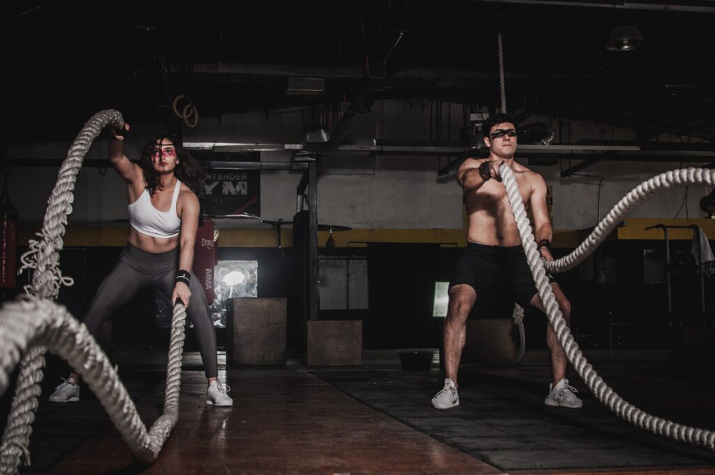 2 people using battle ropes 